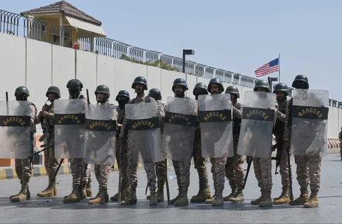 Tentara paramiliter mengambil posisi di Konsulat AS setelah para pengunjuk rasa menyerbu gedung tersebut di Karachi, Pakistan, Minggu, (01/03/2026).