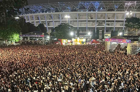 Ribuan penonton menyaksikan penampilan Sheila On 7 pada  KLBB Festival 2026 di Stadion Madya GBK, Jakarta, Minggu (01/03/2026).