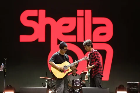 Sheila On 7 menghidupkan suasana KLBB Festival 2026 di Stadion Madya GBK lewat penampilan energik yang membuat ribuan penonton bernyanyi bersama, Minggu (01/03/2026).