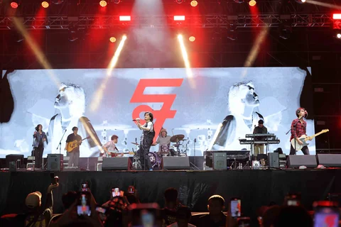 Sheila On 7 menghidupkan suasana KLBB Festival 2026 di Stadion Madya GBK lewat penampilan energik yang membuat ribuan penonton bernyanyi bersama, Minggu (01/03/2026).
