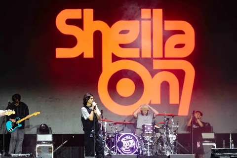 Sheila On 7 menghidupkan suasana KLBB Festival 2026 di Stadion Madya GBK lewat penampilan energik yang membuat ribuan penonton bernyanyi bersama, Minggu (01/03/2026).