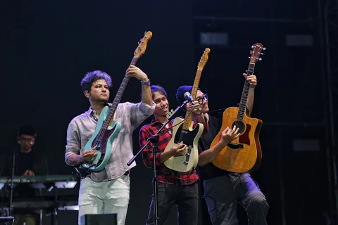 Sheila On 7 menghidupkan suasana KLBB Festival 2026 di Stadion Madya GBK lewat penampilan energik yang membuat ribuan penonton bernyanyi bersama, Minggu (01/03/2026).