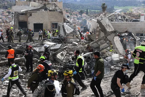 Petugas layanan darurat Israel melakukan proses evakuasi pada  lokasi serangan rudal Iran  di dekat Bet Shemesh, Israel, Minggu (01/03/2026).