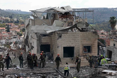 Petugas layanan darurat Israel melakukan proses evakuasi pada  lokasi serangan rudal Iran  di dekat Bet Shemesh, Israel, Minggu (01/03/2026).