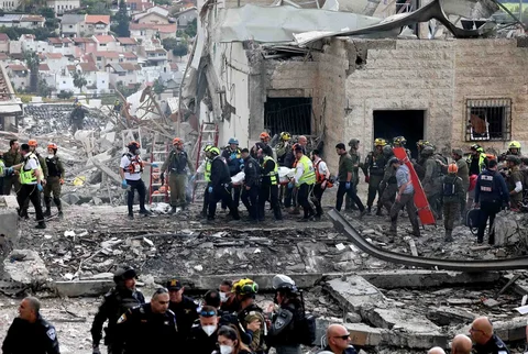 Petugas layanan darurat Israel melakukan proses evakuasi pada  lokasi serangan rudal Iran  di dekat Bet Shemesh, Israel, Minggu (01/03/2026).