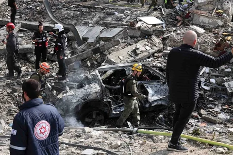 Petugas layanan darurat Israel melakukan proses evakuasi pada  lokasi serangan rudal Iran  di dekat Bet Shemesh, Israel, Minggu (01/03/2026).