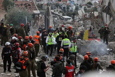 Petugas layanan darurat Israel melakukan proses evakuasi pada  lokasi serangan rudal Iran  di dekat Bet Shemesh, Israel, Minggu (01/03/2026).