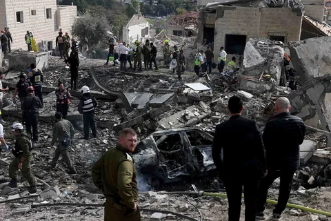 Petugas layanan darurat Israel melakukan proses evakuasi pada  lokasi serangan rudal Iran  di dekat Bet Shemesh, Israel, Minggu (01/03/2026).