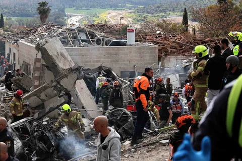 Petugas layanan darurat Israel melakukan proses evakuasi pada  lokasi serangan rudal Iran di dekat Bet Shemesh, Israel, Minggu (01/03/2026).