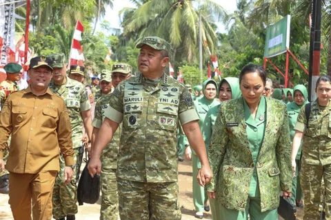 Kepala Staf Angkatan Darat Maruli Simanjuntak bersama Ketua Umum Persit Kartika Chandra Kirana Ny. Uli Simanjuntak meresmikan Jembatan Gantung Garuda di Kecamatan Sawang, Lhokseumawe, Aceh Utara, Senin ()9/03/2026).