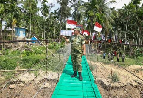 Kepala Staf Angkatan Darat Maruli Simanjuntak meresmikan Jembatan Gantung Garuda di Kecamatan Sawang, Lhokseumawe, Aceh Utara, Senin ()9/03/2026).