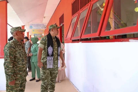 Kepala Staf Angkatan Darat Maruli Simanjuntak meninjau kondisi sekolah yang telah dibersihkan dan kembali digunakan untuk kegiatan belajar mengajar di wilayah Lhokseumawe, Aceh Utara, usai peresmian Jembatan Gantung Garuda, Senin (09/03/2026).