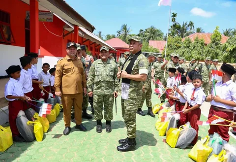 Kepala Staf Angkatan Darat Maruli Simanjuntak meninjau kondisi sekolah yang telah dibersihkan dan kembali digunakan untuk kegiatan belajar mengajar di wilayah Lhokseumawe, Aceh Utara, usai peresmian Jembatan Gantung Garuda, Senin (09/03/2026).