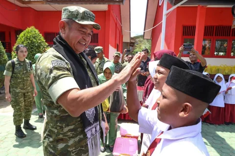 Kepala Staf Angkatan Darat Maruli Simanjuntak berinteraksi dengan siswa sekolah dasar saat meninjau kegiatan belajar mengajar di wilayah Lhokseumawe, Aceh Utara, Senin (09/03/2026).