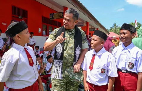 Kepala Staf Angkatan Darat Maruli Simanjuntak berinteraksi dengan siswa sekolah dasar saat meninjau kegiatan belajar mengajar di wilayah Lhokseumawe, Aceh Utara, Senin (09/03/2026).