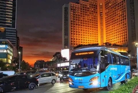 Bus TransJabodetabek saat melintasi kawasan jalan MH Thamrin, Jakarta, Selasa (27/5/2025). (Liputan6.com/Angga Yuniar)
