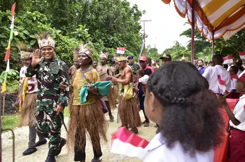 Komandan Kodaeral X Mayjen TNI Mar Werijon meresmikan jembatan di Distrik Bonggo Kabupaten Sarmi Papua Sabtu (07/03/2026)..