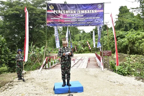 Komandan Kodaeral X Mayjen TNI Mar Werijon meresmikan jembatan di Distrik Bonggo Kabupaten Sarmi Papua Sabtu (07/03/2026)..