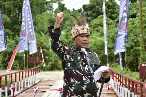 Komandan Kodaeral X Mayjen TNI Mar Werijon meresmikan jembatan di Distrik Bonggo Kabupaten Sarmi Papua Sabtu (07/03/2026)..