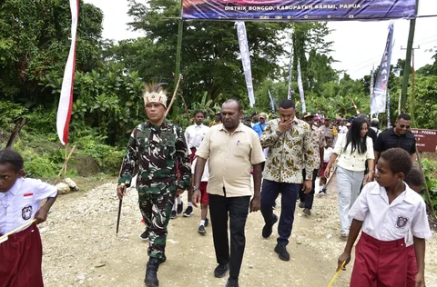 Komandan Kodaeral X Mayjen TNI Mar Werijon meresmikan jembatan di Distrik Bonggo Kabupaten Sarmi Papua Sabtu (07/03/2026)..