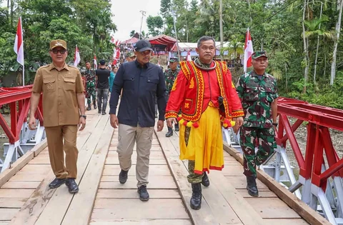 Kasad Jenderal TNI Maruli Simanjuntak bersama Gubernur Sumatera Utara Bobby Nasution meninjau jembatan Bailey yang dibangun TNI AD di Desa Sifalago Gomo Kecamatan Boronadu Kabupaten Nias Selatan Sumatera Utara Selasa (10/03/2026).