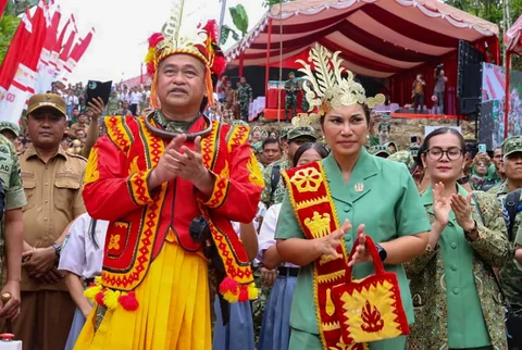 Kasad Jenderal TNI Maruli Simanjuntak bersama istri sekaligus Ketua Umum Persit KCK, Ny.Uli Simanjuntak  saat meresmikan jembatan Bailey yang dibangun TNI AD di Desa Sifalago Gomo Kecamatan Boronadu Kabupaten Nias Selatan Sumatera Utara Selasa (10/03/2026).