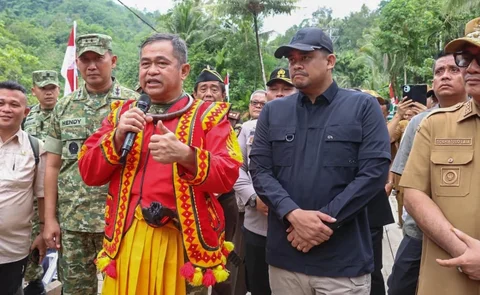 Kasad Jenderal TNI Maruli Simanjuntak bersama Gubernur Sumatera Utara Bobby Nasution meninjau jembatan Bailey yang dibangun TNI AD di Desa Sifalago Gomo Kecamatan Boronadu Kabupaten Nias Selatan Sumatera Utara Selasa (10/03/2026).