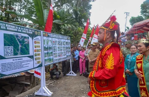 Kasad Jenderal TNI Maruli Simanjuntak saat meninjau jembatan Bailey yang dibangun TNI AD di Desa Sifalago Gomo Kecamatan Boronadu Kabupaten Nias Selatan Sumatera Utara Selasa (10/03/2026).