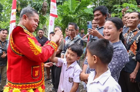 Kasad Jenderal TNI Maruli Simanjuntak bercengkerama bersama anak anak saat meninjau pembangunan jembatan Bailey di Desa Sifalago Gomo Kecamatan Boronadu Kabupaten Nias Selatan Sumatera Utara Selasa (10/03/2026).