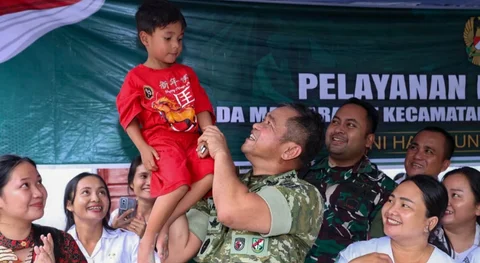Kasad Jenderal TNI Maruli Simanjuntak bercengkerama bersama anak anak saat meninjau pembangunan jembatan Bailey di Desa Sifalago Gomo Kecamatan Boronadu Kabupaten Nias Selatan Sumatera Utara Selasa (10/03/2026).