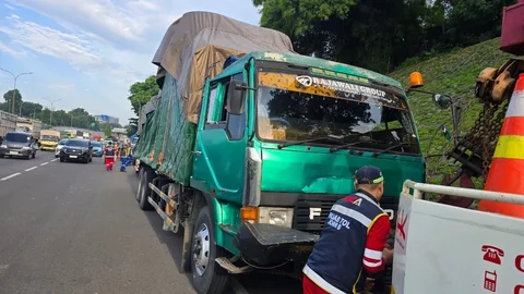 tabrakan beruntun di Tol JORR
