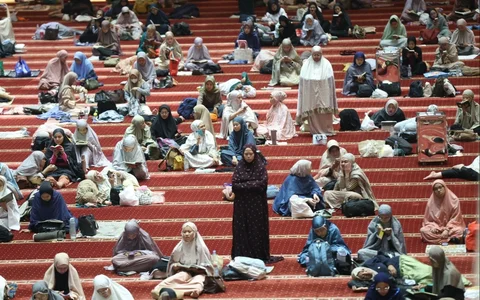 Sejumlah warga dari berbagai wilayah Jakarta melakukan i'tiqaf malam ke 21 Ramadan di Mesjid Istiqlal. Jakarta, Selasa (10/03/2026).
