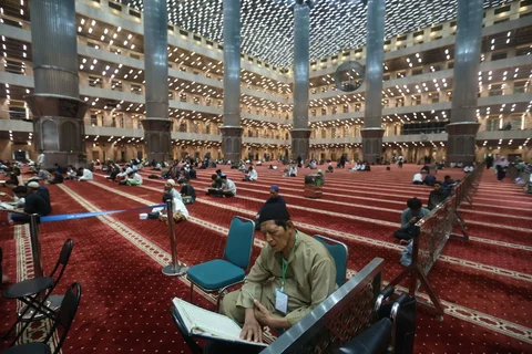 Sejumlah warga dari berbagai wilayah Jakarta melakukan i'tiqaf malam ke 21 Ramadan di Mesjid Istiqlal. Jakarta, Selasa (10/03/2026).