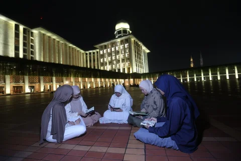 Sejumlah warga dari berbagai wilayah Jakarta melakukan i'tiqaf malam ke 21 Ramadan di Mesjid Istiqlal. Jakarta, Selasa (10/03/2026).