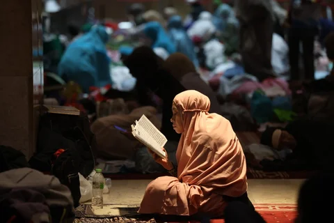 Sejumlah warga dari berbagai wilayah Jakarta melakukan i'tiqaf malam ke 21 Ramadan di Mesjid Istiqlal. Jakarta, Selasa (10/03/2026).