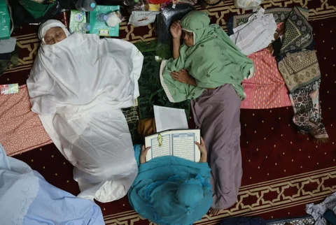 Sejumlah warga dari berbagai wilayah Jakarta melakukan i'tiqaf malam ke 21 Ramadan di Mesjid Istiqlal. Jakarta, Selasa (10/03/2026).