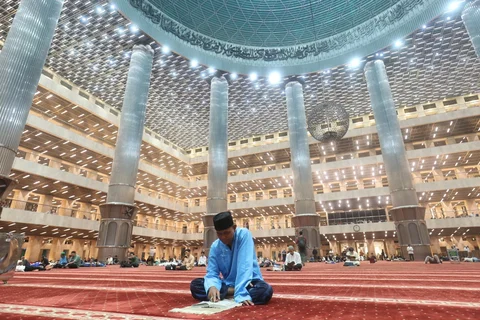 Sejumlah warga dari berbagai wilayah Jakarta melakukan i'tiqaf malam ke 21 Ramadan di Mesjid Istiqlal. Jakarta, Selasa (10/03/2026).