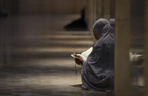 Sejumlah warga dari berbagai wilayah Jakarta melakukan i'tiqaf malam ke 21 Ramadan di Mesjid Istiqlal. Jakarta, Selasa (10/03/2026).