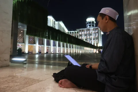 Sejumlah warga dari berbagai wilayah Jakarta melakukan i'tiqaf malam ke 21 Ramadan di Mesjid Istiqlal. Jakarta, Selasa (10/03/2026).