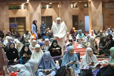 Sejumlah warga dari berbagai wilayah Jakarta melakukan i'tiqaf malam ke 21 Ramadan di Mesjid Istiqlal. Jakarta, Selasa (10/03/2026).