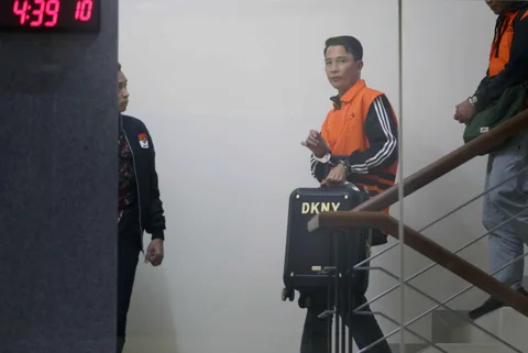 Bupati Rejang Lebong, Muhammad Fikri Thobari, saat digiring petugas naik mobil tahanan usai menjalani pemeriksaan di Gedung Merah Putih Komisi Pemberantasan Korupsi (KPK), Eabu (11/3/2026) dini hari WIB.