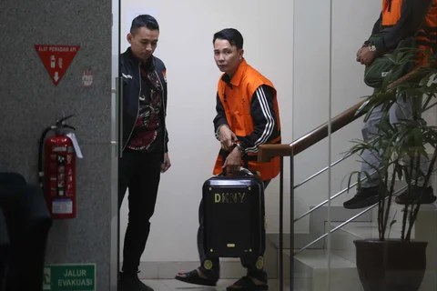 Bupati Rejang Lebong, Muhammad Fikri Thobari, saat digiring petugas naik mobil tahanan usai menjalani pemeriksaan di Gedung Merah Putih Komisi Pemberantasan Korupsi (KPK), Eabu (11/3/2026) dini hari WIB.