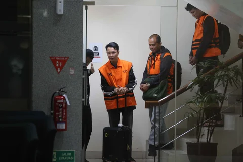 Bupati Rejang Lebong, Muhammad Fikri Thobari, saat digiring petugas naik mobil tahanan usai menjalani pemeriksaan di Gedung Merah Putih Komisi Pemberantasan Korupsi (KPK), Jumat (11/3/2026) dini hari WIB.