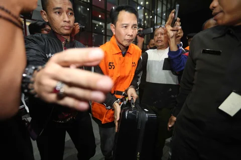 Bupati Rejang Lebong, Muhammad Fikri Thobari, saat digiring petugas naik mobil tahanan usai menjalani pemeriksaan di Gedung Merah Putih Komisi Pemberantasan Korupsi (KPK), Jumat (11/3/2026) dini hari WIB.