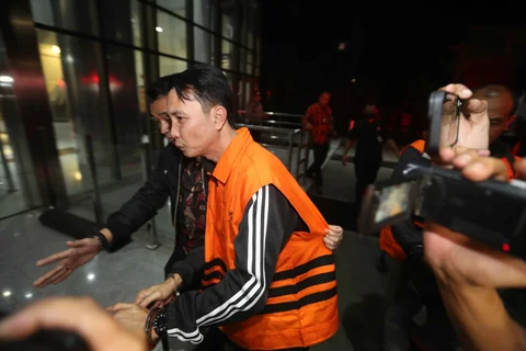Bupati Rejang Lebong, Muhammad Fikri Thobari, saat digiring petugas naik mobil tahanan usai menjalani pemeriksaan di Gedung Merah Putih Komisi Pemberantasan Korupsi (KPK), Jumat (11/3/2026) dini hari WIB.