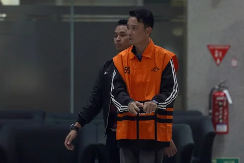 Bupati Rejang Lebong, Muhammad Fikri Thobari, saat digiring petugas naik mobil tahanan usai menjalani pemeriksaan di Gedung Merah Putih Komisi Pemberantasan Korupsi (KPK), Jumat (11/3/2026) dini hari WIB.