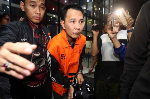 Foto 1: Bupati Rejang Lebong, Muhammad Fikri Thobari, saat digiring petugas naik mobil tahanan usai menjalani pemeriksaan di Gedung Merah Putih Komisi Pemberantasan Korupsi (KPK), Eabu (11/3/2026) dini hari WIB.