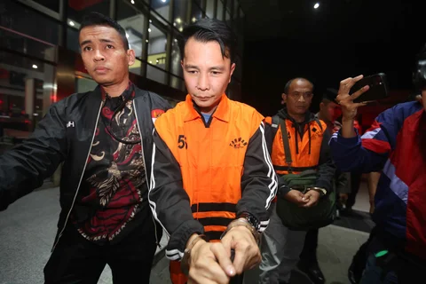 Bupati Rejang Lebong, Muhammad Fikri Thobari, saat digiring petugas naik mobil tahanan usai menjalani pemeriksaan di Gedung Merah Putih Komisi Pemberantasan Korupsi (KPK), Jumat (11/3/2026) dini hari WIB.