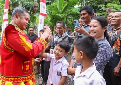 Kasad Jenderal TNI Maruli Simanjuntak bercengkerama bersama anak anak saat meninjau pembangunan jembatan Bailey di Desa Sifalago Gomo Kecamatan Boronadu Kabupaten Nias Selatan Sumatera Utara Selasa (10/03/2026).