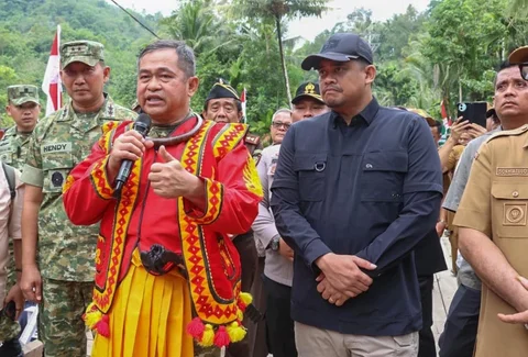 Kasad Jenderal TNI Maruli Simanjuntak bersama Gubernur Sumatera Utara Bobby Nasution meninjau jembatan Bailey yang dibangun TNI AD di Desa Sifalago Gomo Kecamatan Boronadu Kabupaten Nias Selatan Sumatera Utara Selasa (10/03/2026).